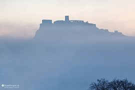 Z mlhy se vynořující Spišský hrad